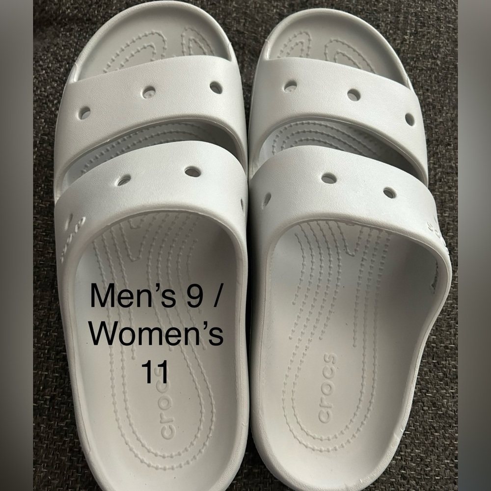 Crocs white atmosphere classic sandals nwot
Men’s 9 
Women’s 11